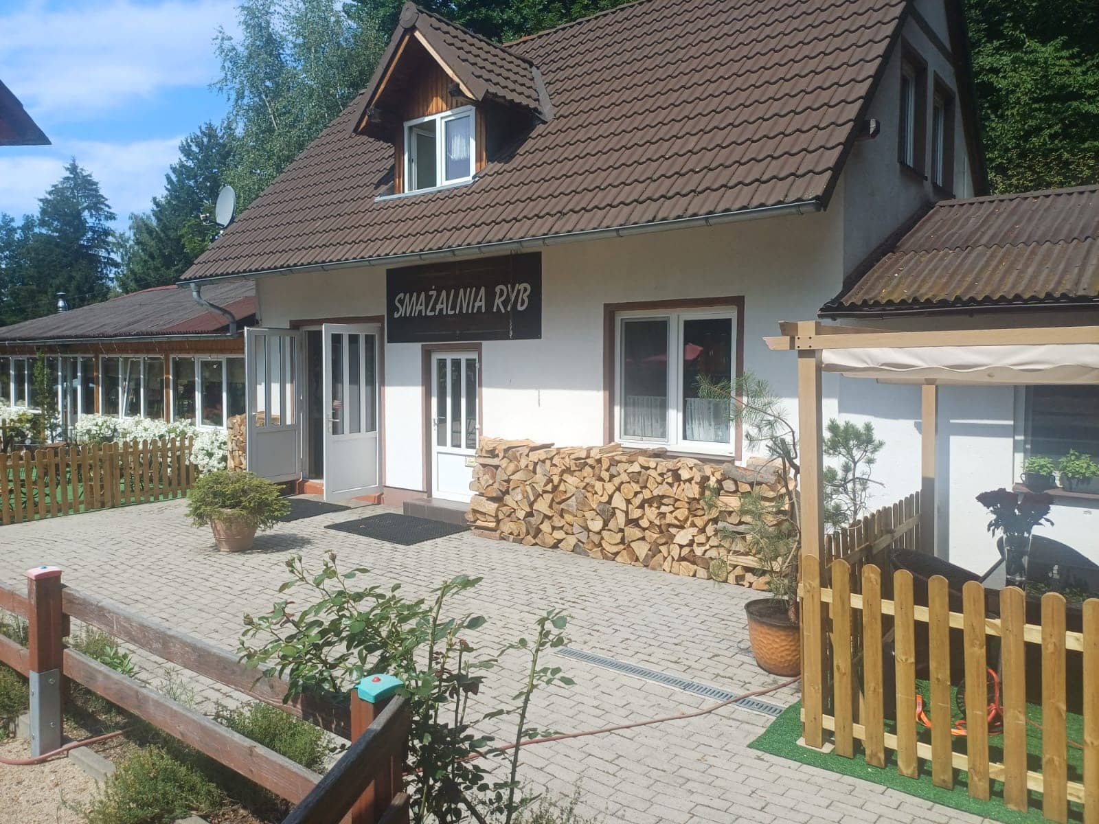 Budynek smażalni ryb od zewnątrz